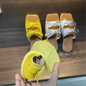 Nahaufnahme der extrem flexiblen Sohle der retro Plateau Pantoletten mit Schleife