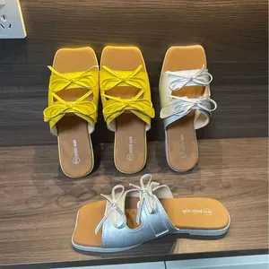 Vintage Sandalen mit quadratischer Zehenpartie und Schleife für Damen in Gelb und Silber