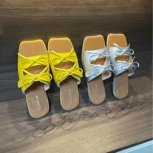 Detailansicht stilvoller flacher Sandalen mit quadratischer Spitze und Doppelschleife