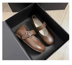 Klassische braune Mary Jane Ballerinas aus Leder mit Schnalle in schwarzer Geschenkbox