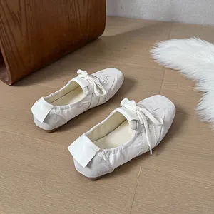 Detaillierte Ansicht der weißen Leder-Ballerinas mit Wildleder-Textur und Design