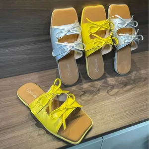Detailansicht der Retro-Sandalen mit quadratischer Zehenpartie und Doppelschleife.