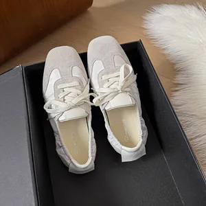 Draufsicht auf cremefarbene Leder-Ballettschuhe in einer eleganten schwarzen Geschenkbox