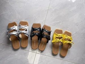 Retro-Sandalen mit eckiger Zehenpartie und Mehrfachschleifen in Silber Schwarz Gelb.