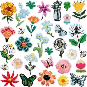 Detaillierte Sammlung farbenfroher Blumen-, Schmetterlings- und Bienen-Stickereiaufnäher
