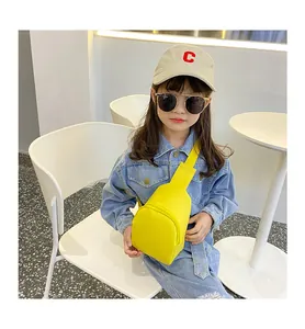 Hübsche gelbe PU-Leder-Brusttasche für Kinder, getragen von einem Mädchen im Jeans-Outfit