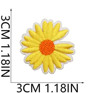 Detailansicht der kleinen Gänseblümchen-Stickerei mit 3cm Maßangaben