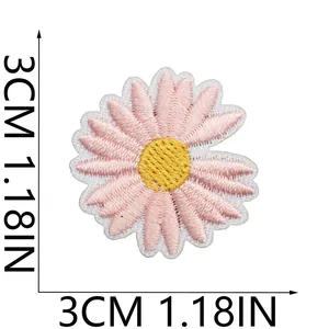 Detailansicht eines rosa bestickten Gänseblümchen-Aufnähers mit 3cm Maßangaben