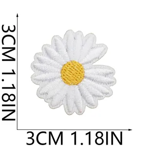 Detailansicht der feinen Stickerei eines 3 cm großen weißen Gänseblümchen-Patches