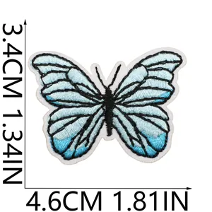Detailansicht des blauen Schmetterlings-Stickflickens zum Aufbügeln, 4,6x3,4 cm