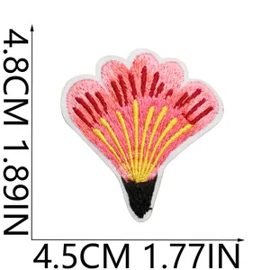 Detail der Blumen-Stickapplikation mit Maßen 4,8 cm x 4,5 cm zur Veranschaulichung