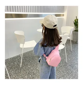 Nahaufnahme einer niedlichen rosa PU-Leder Brusttasche für kleine Mädchen im Street-Style