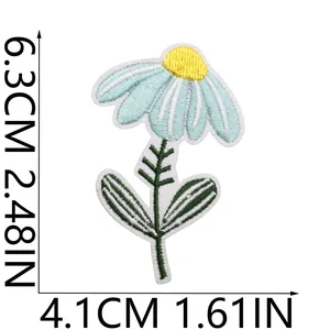 Detailansicht eines süßen Gänseblümchen-Aufnähers mit exakten Maßen 6,3x4,1 cm