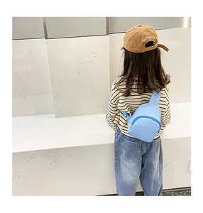 Rückansicht einer niedlichen blauen Brusttasche aus PU-Leder für kleine Mädchen im Detail.