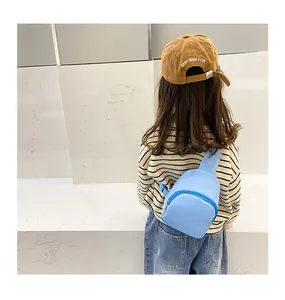 Rückansicht einer niedlichen hellblauen PU-Leder-Brusttasche für Kinder in einem Outfit.