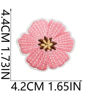 Detailansicht pinke Blumen-Stickerei Aufnäher mit Maßen von 4,4 cm x 4,2 cm für Handwerk.