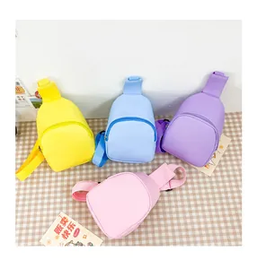 Detailansicht von vier lebhaften, bonbonfarbenen Mini-Brusttaschen aus PU-Leder für Kinder.