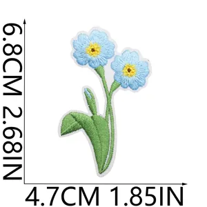 Detailansicht des blauen Vergissmeinnicht-Stickaufnähers mit Maßen 6,8x4,7 cm.