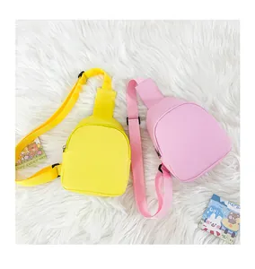 Süße gelbe und rosa PU-Leder-Brusttaschen für Kleinkinder auf flauschigem Teppich