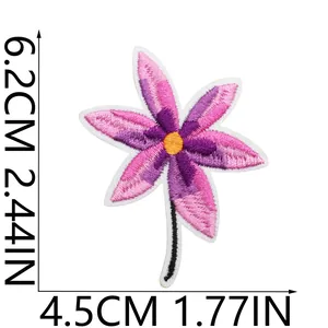 Detailansicht der genauen Maße des rosa und violetten Blumen-Stickaufnähers 6,2x4,5 cm