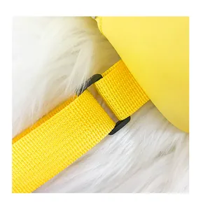 Detail des gelben Nylon-Schultergurts mit schwarzer Schnalle an süßer Kleinkindtasche.