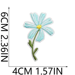 Hellblauer Gänseblümchen-Stickaufnäher 6x4cm für Kleidung und Taschen Dekoration