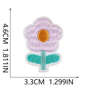 Detailansicht mit genauen Maßangaben für diesen lila Blumen-Stickereiaufnäher.