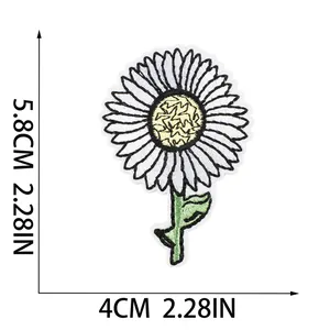 Detailansicht eines weißen Gänseblümchen-Stickaufnähers zum Aufbügeln, 5,8 cm x 4 cm