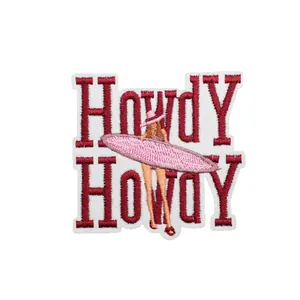 Dekorativer rosa Surfer-Mädchen Aufnäher mit burgunderfarbenem Howdy-Text für Kleidung