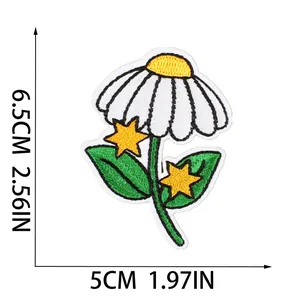 Detailansicht der Abmessungen des bestickten Aufbüglers mit Gänseblümchen und Sternen
