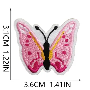 Detailaufnahme eines rosa Schmetterlings-Stickaufnähers mit Größenangaben in cm und Zoll