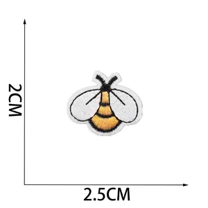 Detailansicht der Abmessungen von 2,5 cm x 2 cm eines niedlichen Bienen-Aufbüglers