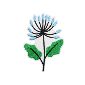 Toppa ricamata floreale con fiori blu e foglie verdi per la decorazione di vestiti