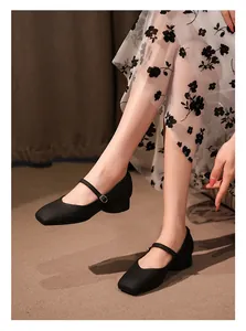 Élégantes chaussures Mary Jane noires à bout carré avec jupe brodée de fleurs détail