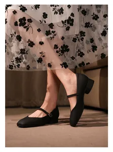 Chaussures Mary Jane noires élégantes à bout carré avec bride pour un style français.