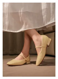 Elegantes zapatos Mary Jane color crema con punta cuadrada y tacón bajo ancho en modelo.