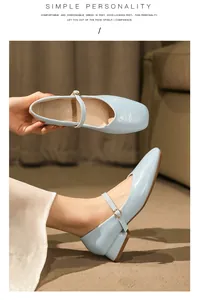Detalle de zapatos Mary Jane azul claro con punta cuadrada y tacón de bloque ancho