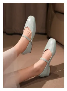 Detalle de los zapatos Mary Jane azul claro con punta cuadrada y diseño de tacón de bloque