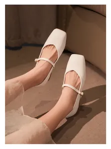 Gros plan sur d'élégantes chaussures Mary Jane blanc crème à bout carré et bride
