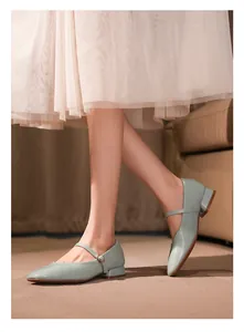 Primer plano de zapatos Mary Jane verde menta con punta cuadrada y tacón ancho bajo