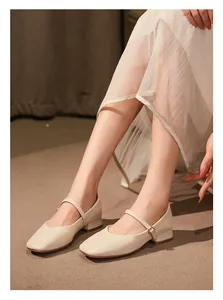 Primer plano de los zapatos Mary Jane crema, ajuste ancho con punta cuadrada y tacón ancho