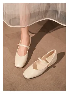 Detalle de manoletinas Mary Jane beige de punta cuadrada con textura de piel suave y correa hebilla