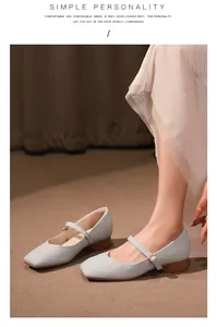 Détail de chaussures Mary Jane françaises gris clair à bout carré avec petit talon bloc.