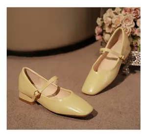 Elegantes zapatos Mary Jane amarillos con punta cuadrada y tacón de bloque bajo