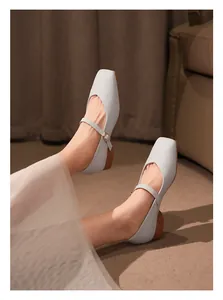 Gros plan de chaussures Mary Jane élégantes bleu clair à bout carré sur modèle