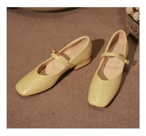 Detalle de Mary Janes amarillos con punta cuadrada en cuero texturizado y tacón bajo