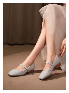 Chaussures Mary Jane bleu clair à bout carré portées avec une jupe blanche vaporeuse