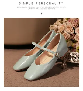 Vista detallada de zapatos Mary Jane verde menta con punta cuadrada y tacón