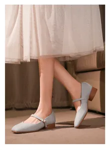 Vue détaillée des chaussures Mary Jane bleues à bout carré et petits talons marrons