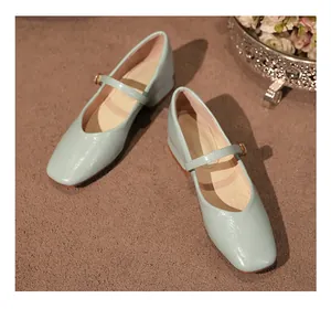 Primer plano de zapatos Mary Jane verde menta con punta cuadrada y tacón ancho.